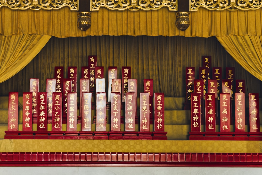 專業代書與地主進行祭祀公業土地產權會議
